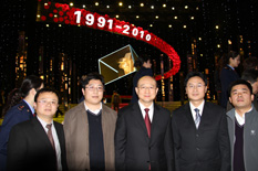 國家質檢總局副局長支樹平（右三）在中央電視臺演播大廳2010年&ldquo;3.15晚會&rdquo;直播現(xiàn)場與中國質量檢驗協(xié)會會員工作部主任楊曉東（右二）、防偽中心主任王成村（右一）、會員工作部副主任劉輝（左二）、會員工作部副主任王劍（左一）等協(xié)會工作人員代表合影留念