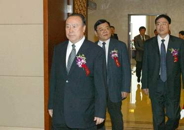 國(guó)家質(zhì)檢總局副局長(zhǎng)劉平均、總工程師張綱陪同全國(guó)政協(xié)副主席白立忱步入會(huì)場(chǎng)